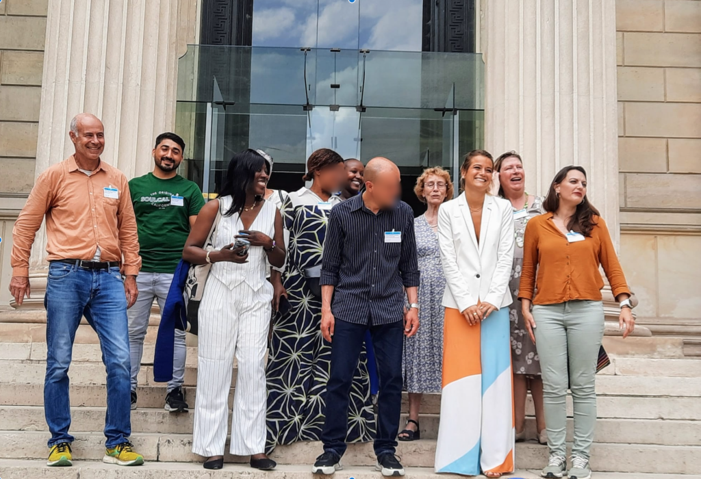 L’équipe du Programme Citoyenneté et Culture française devant l’Assemblée nationale, en compagnie de la députée Céline Hervieu.